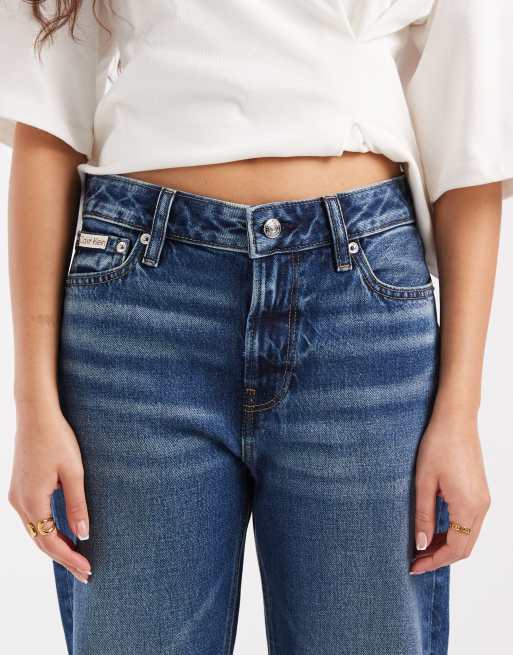 Calvin Klein Jeans – Jeans im Stil der 90er in mittelblauer Waschung mit Markenlogo, 4 von 5