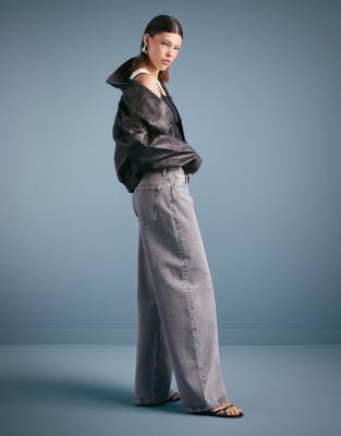 Calvin Klein Jeans - Jeans in grauer Tönung mit weitem Bein