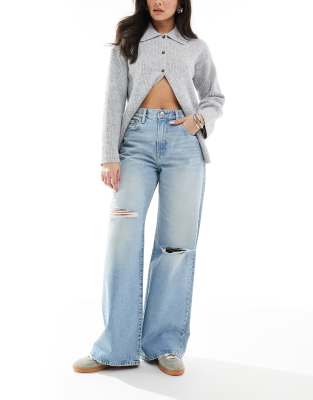 Calvin Klein Jeans - Jeans in Hellblau mit Farbstich, Zierrissen und weitem Bein