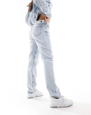 Calvin Klein Jeans - Jeans in heller Waschung mit tiefem Bund und geradem Schnitt-Blau