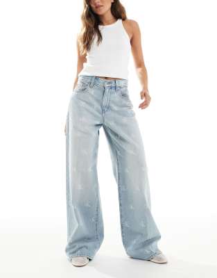 Calvin Klein Jeans - Jeans in heller Waschung mit weitem Bein und Logo-Print im Distressed-Look-Blau