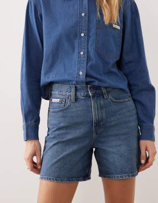Calvin Klein Jeans - Jeans-Shorts in verwaschenem Mittelblau mit A-Linien-Schnitt und hohem Bund