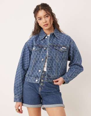 Calvin Klein Jeans - Jeansjacke im Stil der 90er-Jahre in Mittelblau mit markentypischem All-over-Print