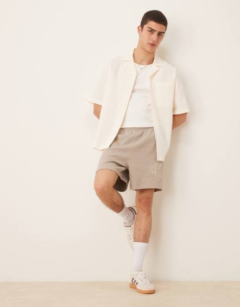Calvin Klein Jeans – Jersey-Shorts in Beige mit Logo-Applikation - view 1