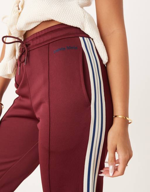 Calvin Klein Jeans – Jogginghose in hochglänzendem Burgunderrot, 2 von 5