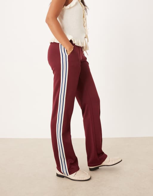 Calvin Klein Jeans – Jogginghose in hochglänzendem Burgunderrot, 3 von 5