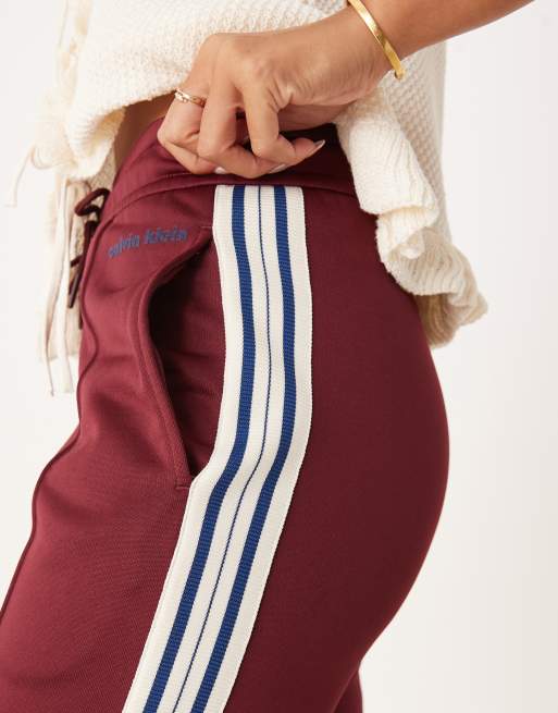 Calvin Klein Jeans – Jogginghose in hochglänzendem Burgunderrot, 5 von 5