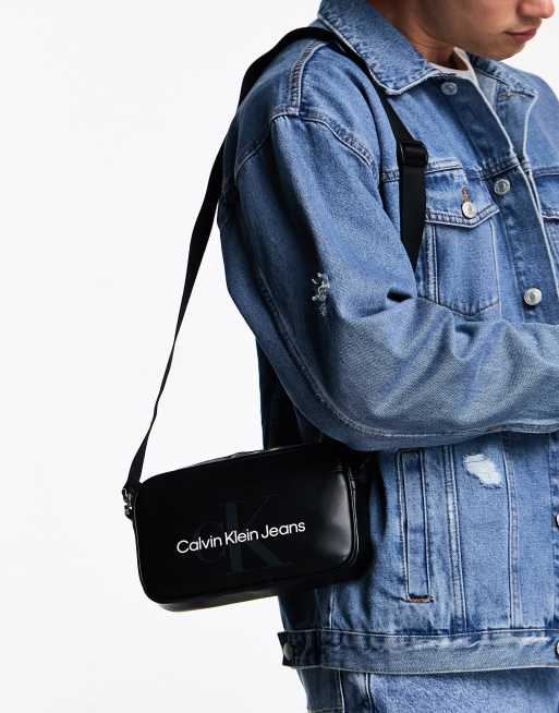 Calvin Klein Jeans – Kameratasche in Schwarz mit Monogramm 