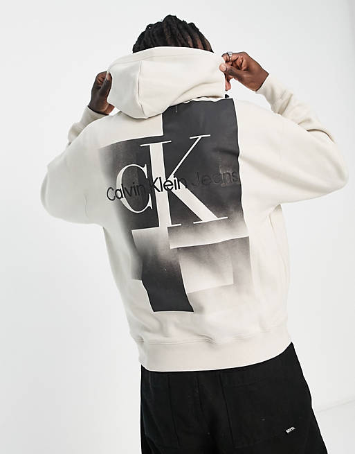 Calvin Klein Jeans – Kapuzenpullover in Wollweiß mit Schwarz-Weiß-Logo mit  Farbverlauf als Rückenprint | ASOS