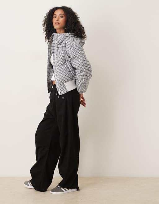 Calvin Klein Jeans – Kastige, karierte Daunen-Pufferjacke in Grau mit Kapuze, 3 von 4