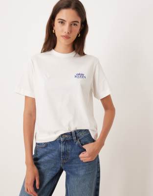 Calvin Klein Jeans - Kastiges T-Shirt in Weiß mit Motiv-Logo