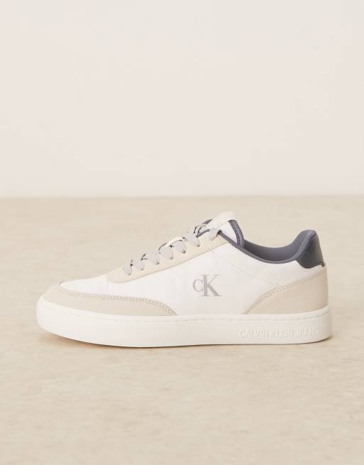 Calvin Klein Jeans – Klassische Cupsole-Sneaker in Beige und Marineblau, 2 von 5