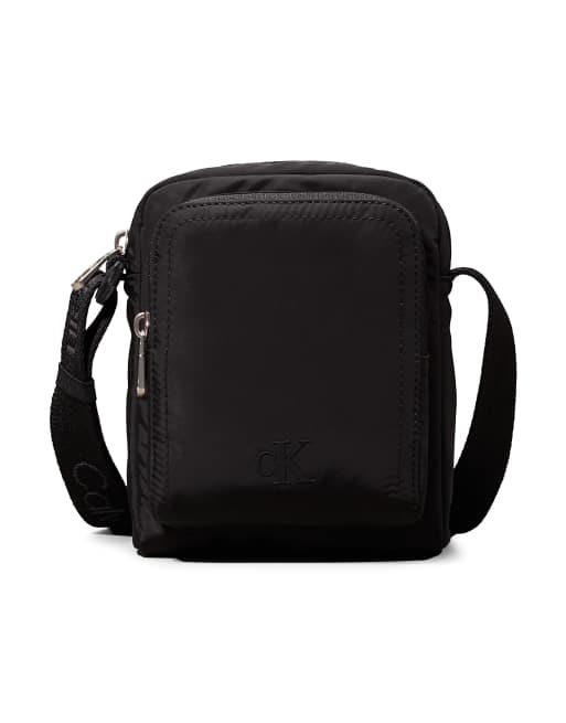 Calvin Klein Jeans – Kleine Reportertasche in Schwarz