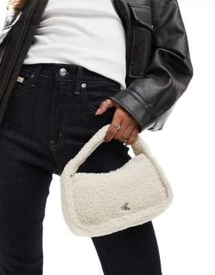 Calvin Klein Jeans - Kleine Tasche aus Sherpa-Fleece in der Farbe Birke-Weiß