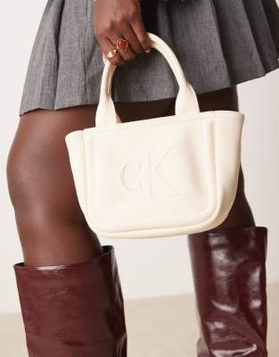 Calvin Klein Jeans - Kleine Tragetasche aus Canvas in Wollweiß