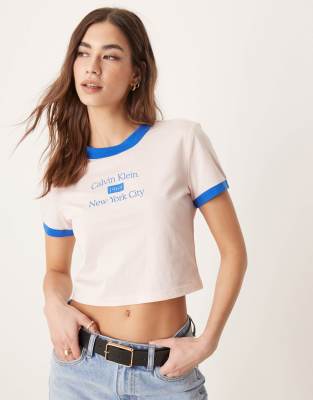 Calvin Klein Jeans - Knapp geschnittenes Ringer-T-Shirt in Rosa und Blau