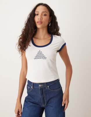 Calvin Klein Jeans - Knapp geschnittenes Ringer-T-Shirt in Weiß und Marineblau