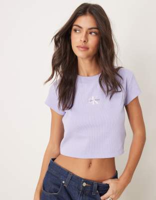 Calvin Klein Jeans - Knapp geschnittenes T-Shirt in Flieder mit schwarz-weißem Logo-Lila