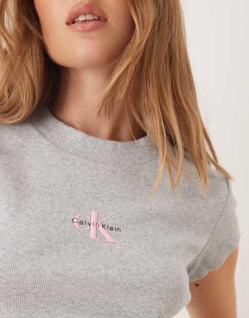 Calvin Klein Jeans – Knapp geschnittenes T-Shirt in Grau mit Monogramm-Logo, 4 von 4