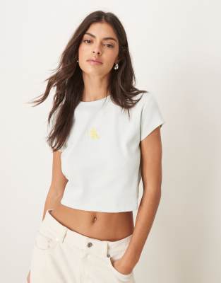Calvin Klein Jeans - Knapp geschnittenes T-Shirt in Salbeigrün mit schwarz-weißem Logo