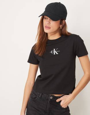 Calvin Klein Jeans - Knapp geschnittenes T-Shirt in Schwarz mit schwarz-weißem Logo