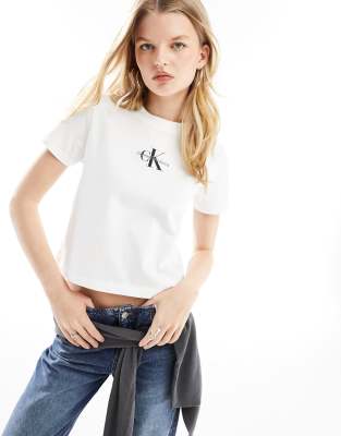 Calvin Klein Jeans - Knapp geschnittenes T-Shirt in Weiß mit Monogramm-Logo