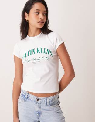 Calvin Klein Jeans - Knapp geschnittenes T-Shirt in Weiß mit Retro-Logo