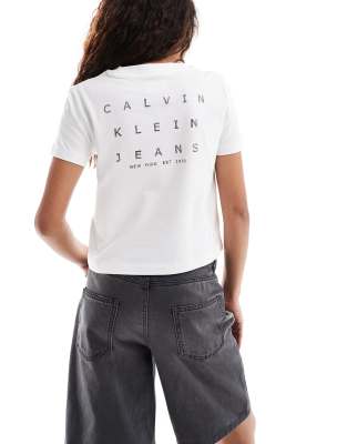 Calvin Klein Jeans - Knapp geschnittenes T-Shirt in Weiß mit Rückenprint