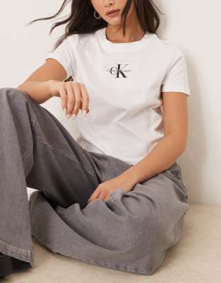 Calvin Klein Jeans - Knapp geschnittenes T-Shirt in Weiß mit schwarz-weißem Logo