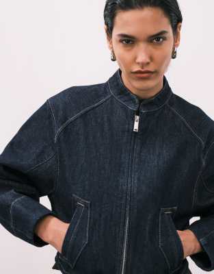 Calvin Klein Jeans - Kragenlose Cropped-Jeansjacke aus dunklem Denim-Marineblau