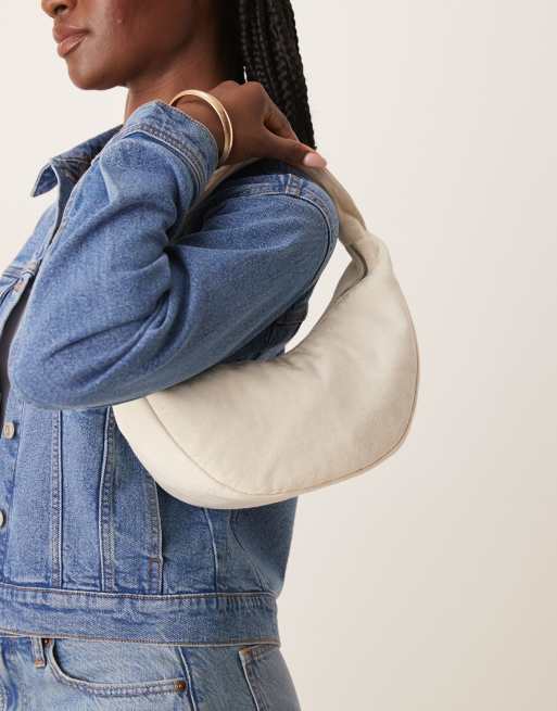 Calvin Klein Jeans – Krämvit, böjd axelväska med monogramlogga i nylon