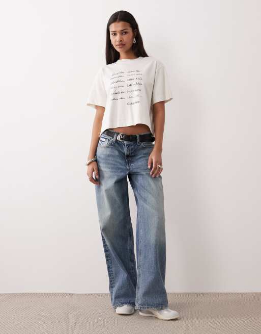 Calvin Klein Jeans – Krämvit, kort t-shirt med boxig passform och tryck med handskriven text, 2 av 4