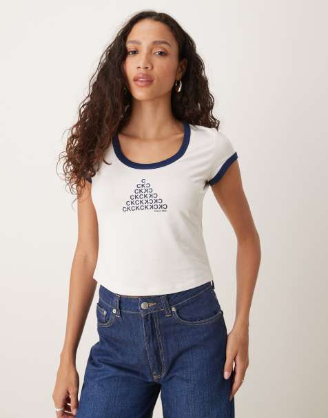 Calvin Klein Jeans – Krótki biały T-shirt z granatowymi lamówkami - view 1
