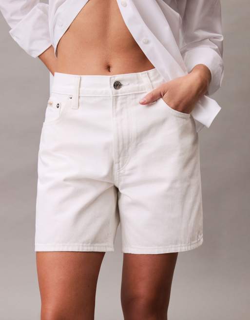 Calvin Klein Jeans – Kultige Jeansshorts im 90er-Stil in Weiß