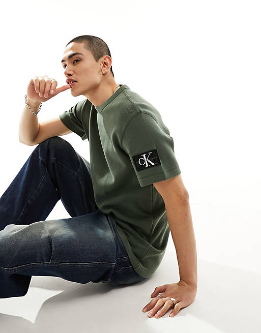 Calvin Klein Jeans – Kurzärmliges T-Shirt in Grün mit Waffelstruktur und  Logo-Aufnäher | ASOS