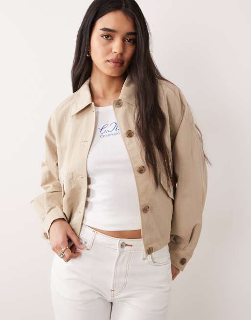 Calvin Klein Jeans – Kurze gewebte Tagesjacke aus Nylon in Beige mit Kragen, 1 von 4