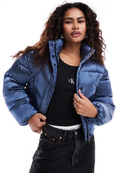 Calvin Klein Jeans – Kurze, glänzende Pufferjacke in Hellblau - view 1