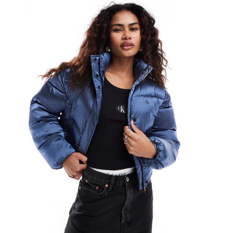 Calvin Klein Jeans – Kurze, glänzende Pufferjacke in Hellblau ASOS