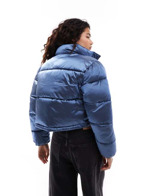 Calvin Klein Jeans – Kurze, glänzende Pufferjacke in Hellblau ASOS