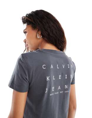 Calvin Klein Jeans - Kurzes, figurbetontes T-Shirt in verwaschenem Schwarz mit Rückenprint