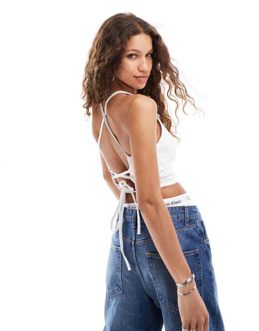 Calvin Klein Jeans – Kurzes Oberteil in Weiß mit Bindedetail