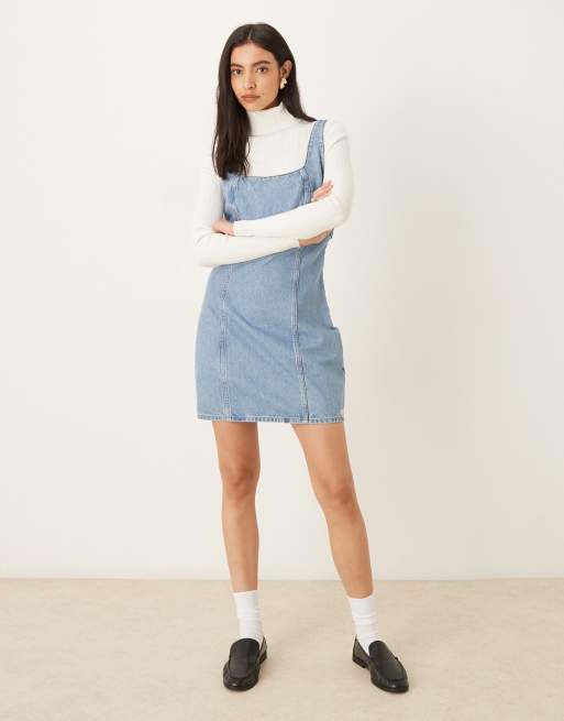 Calvin Klein Jeans – Kurzes Träger-Jeanskleid in mittelblauer Waschung, 3 von 4