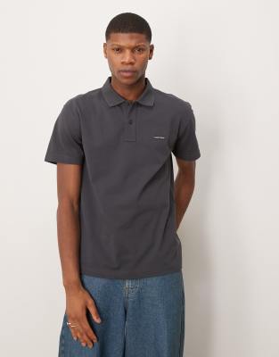 label logo polo in black