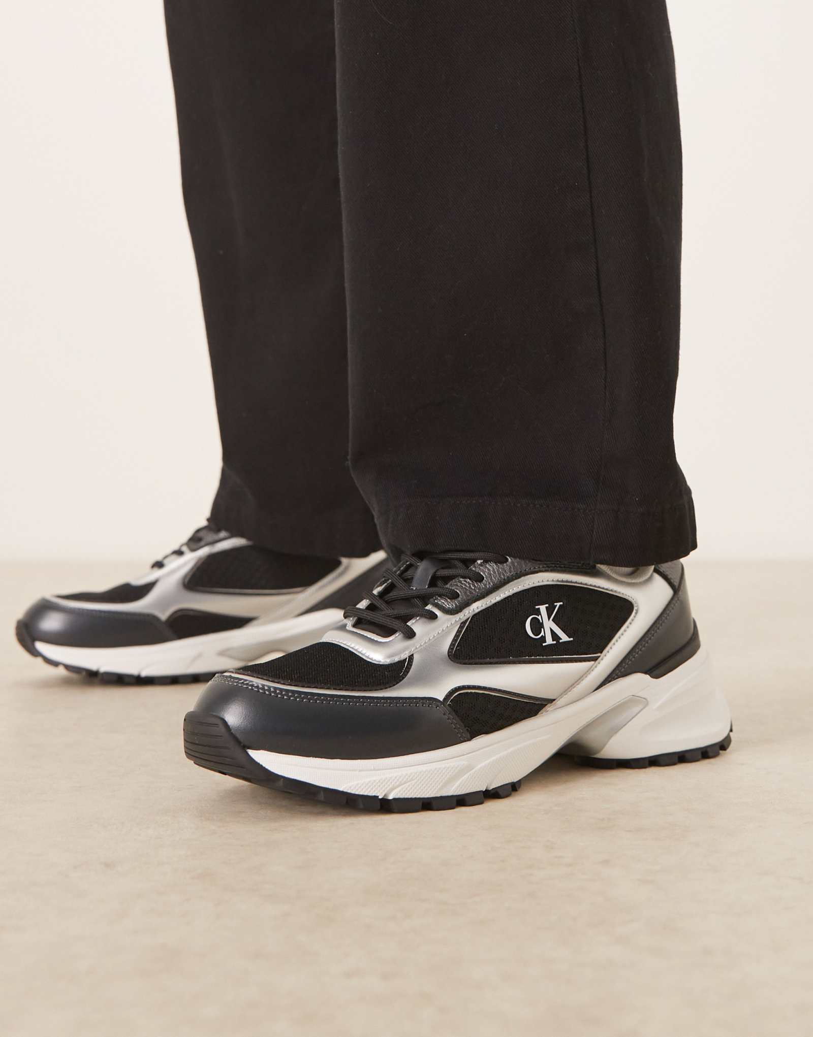 Кроссовки Calvin Klein Jeans для пеших прогулок и бега из сетчатой ткани на шнуровке черного цвета с серебристой отделкой 