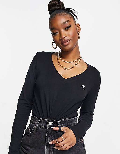 Calvin Klein Jeans – Langärmliges Shirt mit markentypischem Logo und V- Ausschnitt in Schwarz | ASOS