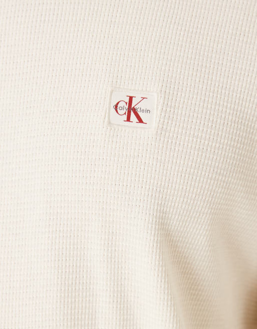 Calvin Klein Jeans – Langärmliges T-Shirt in Creme mit Waffelstruktur und Aufnäher, 5 von 5