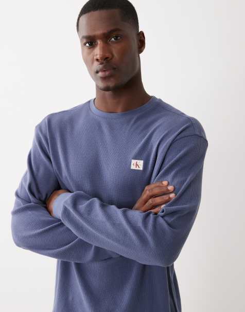 Calvin Klein Jeans – Langarmshirt in Blau mit Aufnäher und Waffelstruktur - view 1