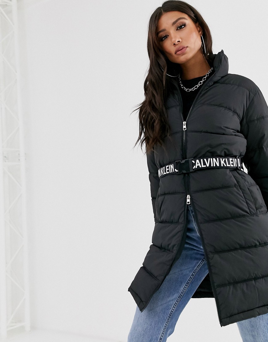 Calvin Klein Jeans - Lange gewatteerde jas met tailleriem-Zwart