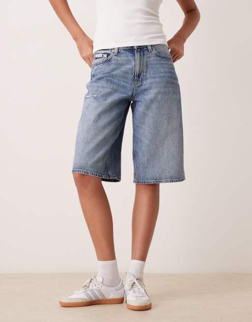 Calvin Klein Jeans – Lange Jeans-Shorts in Mittelblau, 3 von 5