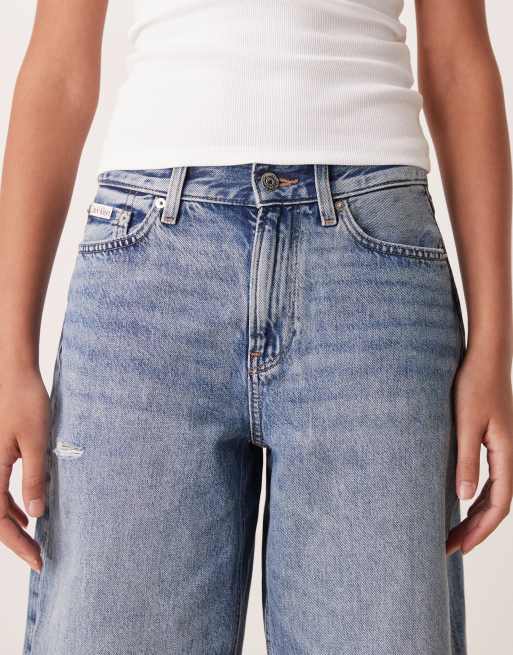 Calvin Klein Jeans – Lange Jeans-Shorts in Mittelblau, 4 von 5